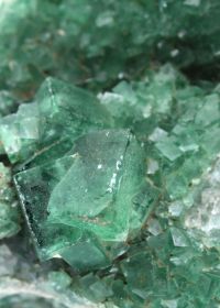 Fluorescerende mineralen: wanneer stenen in het donker oplichten fluorite brute 030 Fluorescerende mineralen: wanneer stenen in het donker oplichten fluorite brute 030