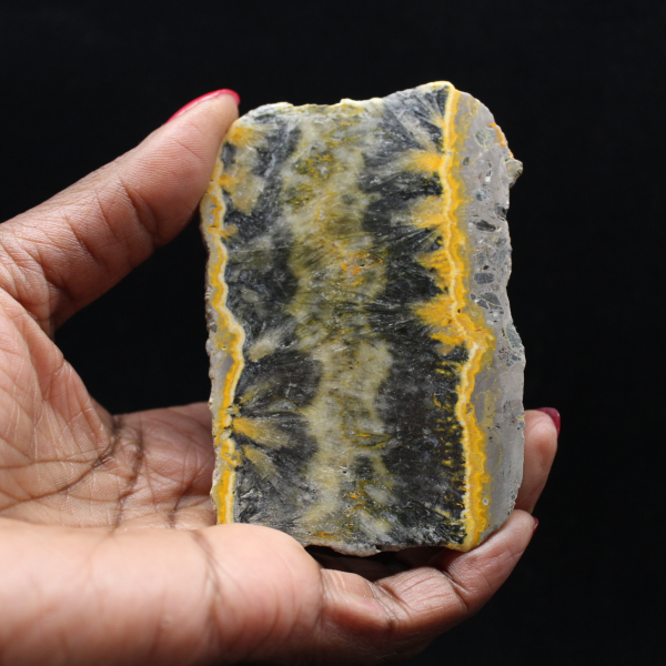 Klein gesneden exemplaar van de jaspis-hommel.