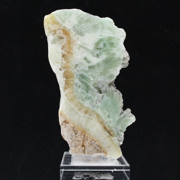 Groene aragoniet plak voor mineralenverzameling
