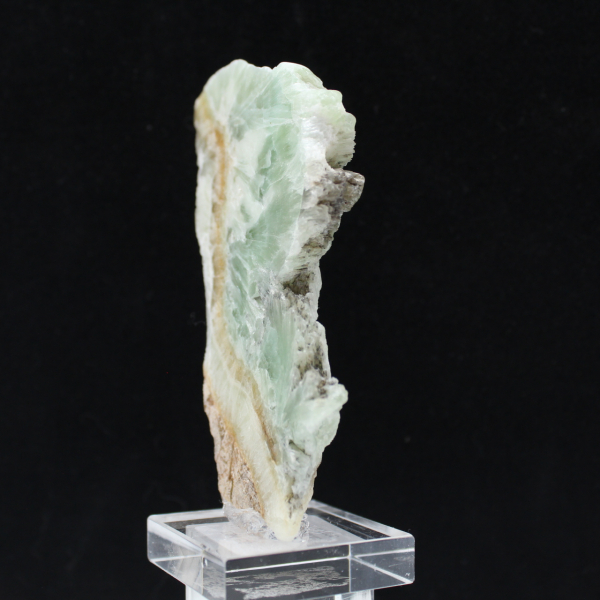 Groene aragoniet plak voor mineralenverzameling