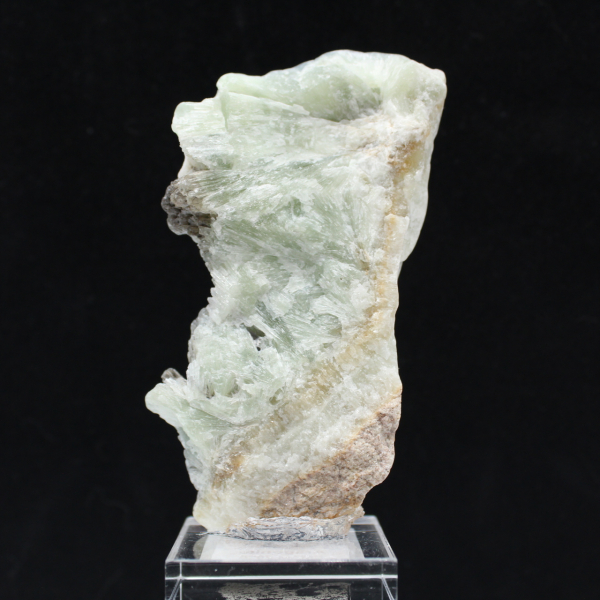 Groene aragoniet plak voor mineralenverzameling