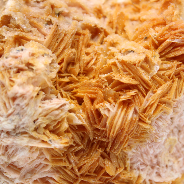 Exemplaar van oranje bariet uit Marokko in kristalvorm.