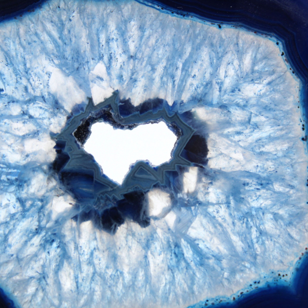 Braziliaanse blauwe agaat in dunne, decoratieve plakjes.