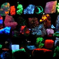 Fluorescerende mineralen: wanneer stenen in het donker oplichten