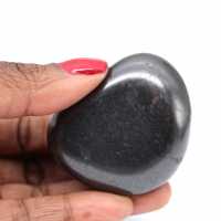 Shungite gepolijste rots