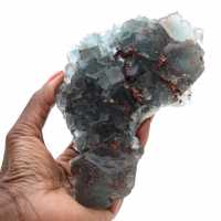 Ruwe fluorietspecimen: groene steen uit Marokko op rots Ruwe fluorietspecimen: groene steen uit Marokko op rots