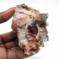 Ruwe fluorietkristallen: stuk uit Marokko op matrix Ruwe fluorietkristallen: stuk uit Marokko op matrix