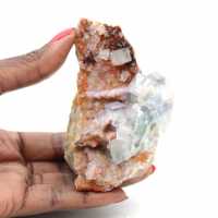 Marokkaanse fluorietsteen: groene kristallen op rots Marokkaanse fluorietsteen: groene kristallen op rots