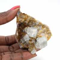 Groene fluoriet ter decoratie: klein kristal op rots Groene fluoriet ter decoratie: klein kristal op rots