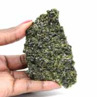 Groene epidootkristallen op een matrix uit de Hoge Atlas