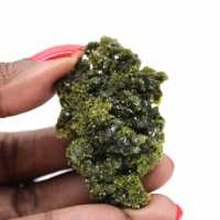 Klein epidoot op een lichtmatrix uit Marokko