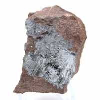 Kleine pyrolusietkristallen op een authentieke matrix