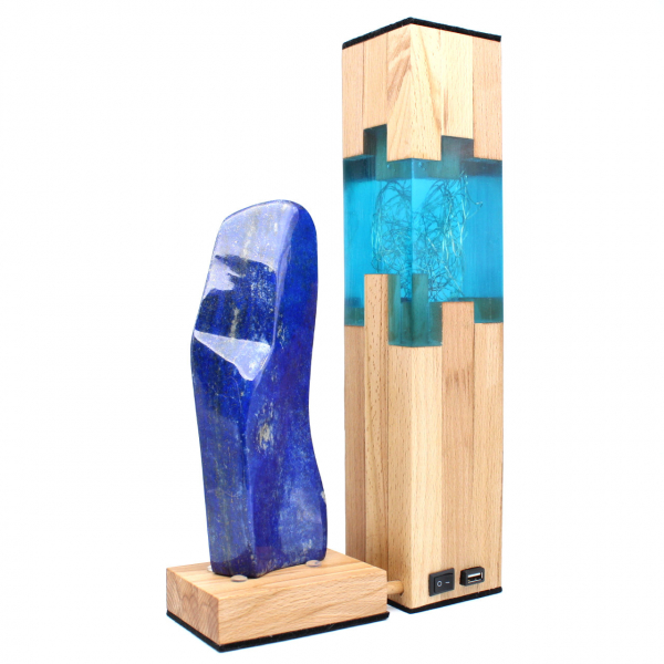 Lamp in hout en hars met grote lapis lazuli steen