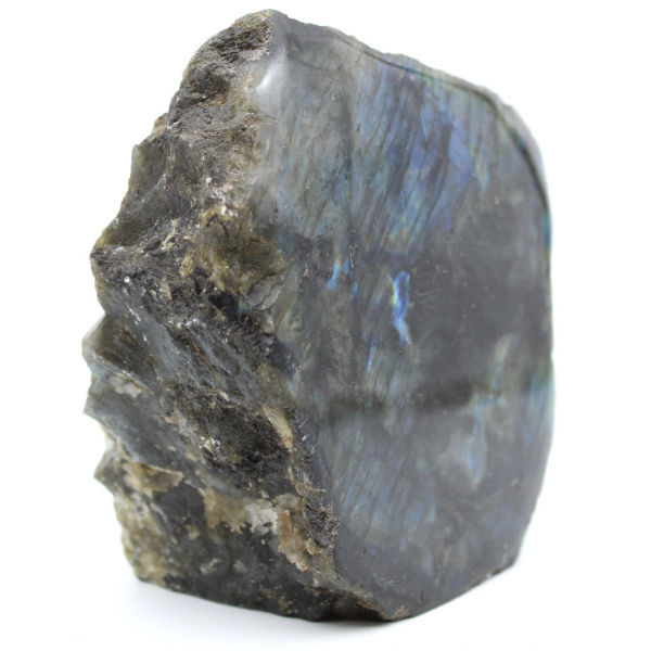 Labradorietsteen met een natuurlijk gepolijst oppervlak