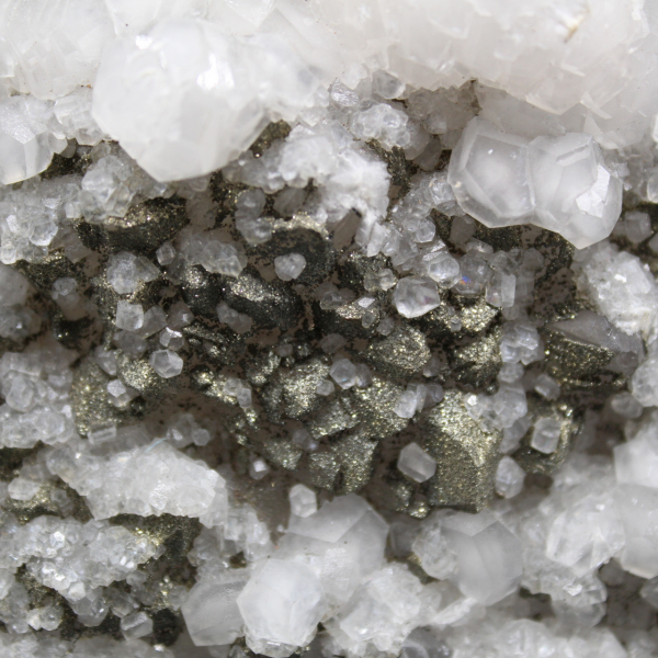 Calcietkristallen met pyriet