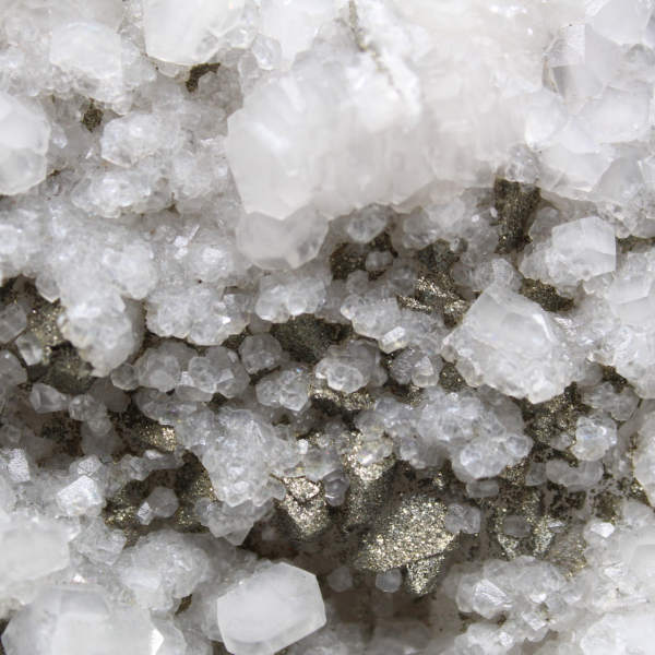 Calcietkristallen met pyriet