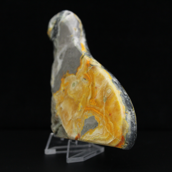 Grote decoratie van natuursteen in de vorm van een hommeljaspis