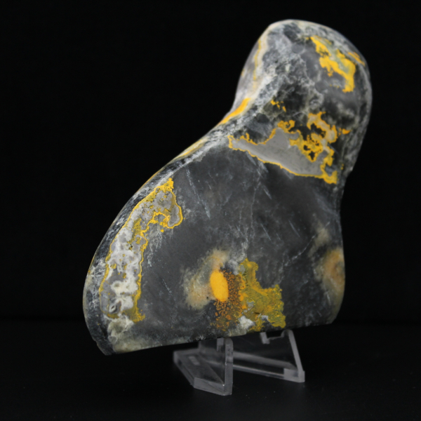 Grote decoratie van natuursteen in de vorm van een hommeljaspis