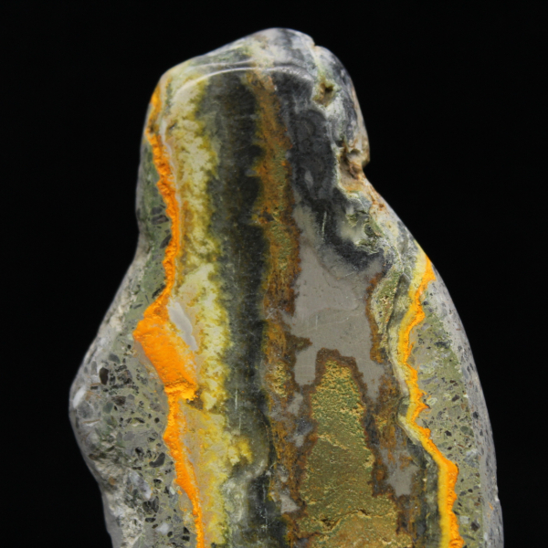 Decoratiecollectie van gladde jaspisstenen met hommelmotief