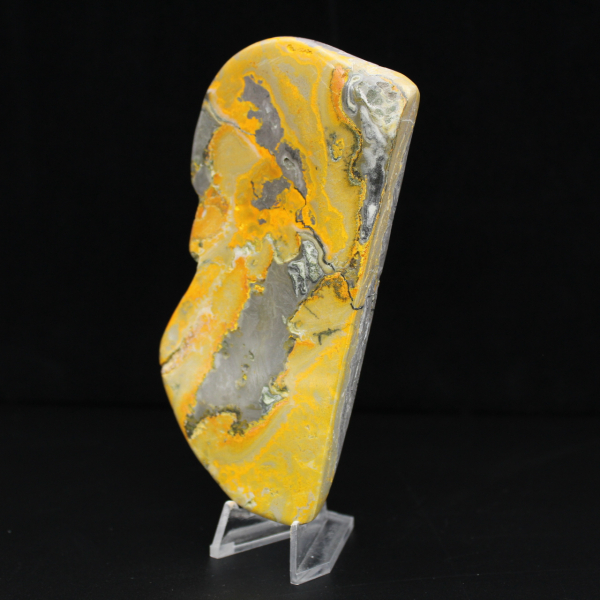 Groot, gepolijst ornament van een hommel van jaspis