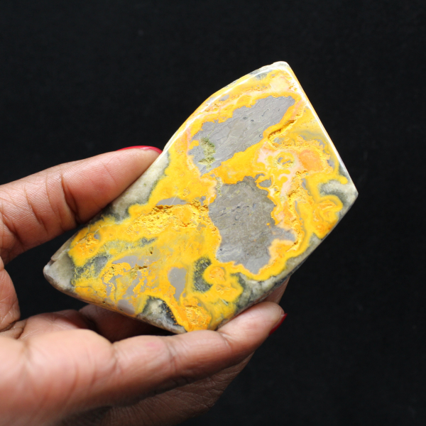 Gepolijst ornament van hommeljaspis, uniek uit Indonesië