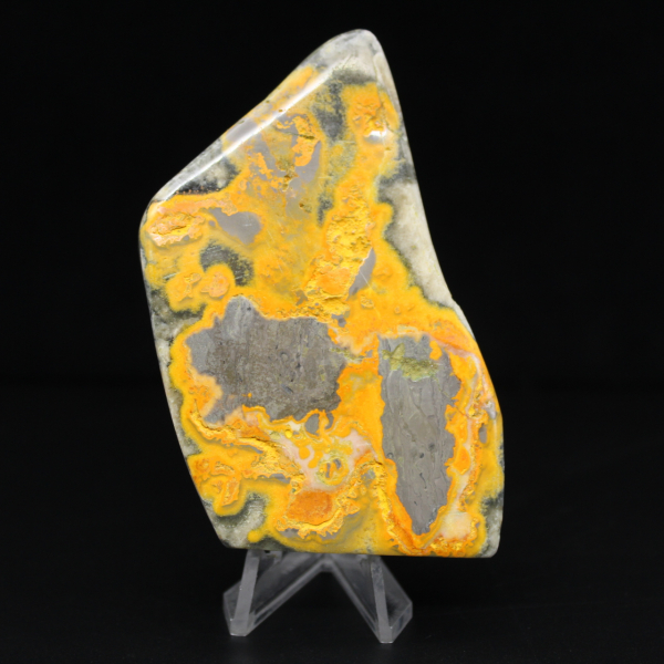 Gepolijst ornament van hommeljaspis, uniek uit Indonesië