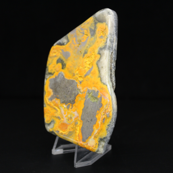 Gepolijst ornament van hommeljaspis, uniek uit Indonesië