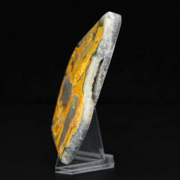 Gepolijst ornament van hommeljaspis, uniek uit Indonesië