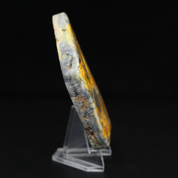 Gepolijst ornament van hommeljaspis, uniek uit Indonesië