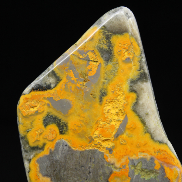 Gepolijst ornament van hommeljaspis, uniek uit Indonesië