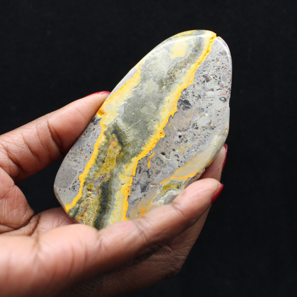 Gladde steen, jaspis, hommel, natuurlijk ornament