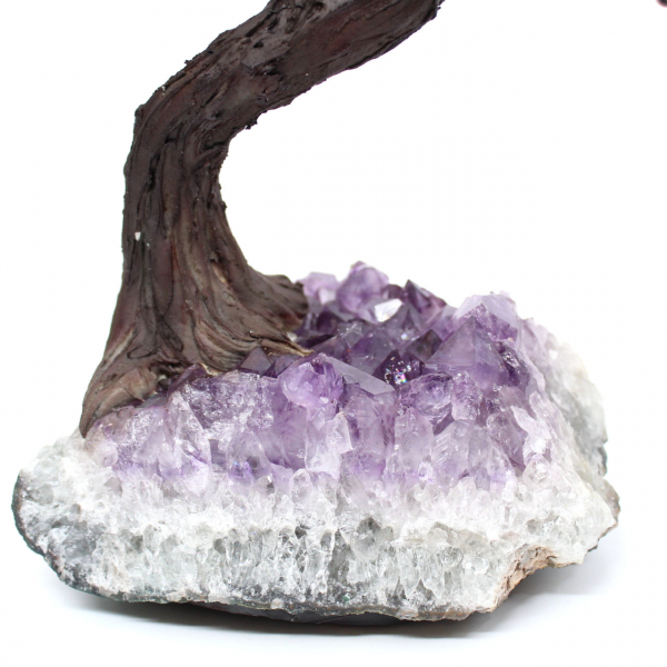 Minerale boom met een amethist basis en bladeren gemaakt van verschillende mineralen