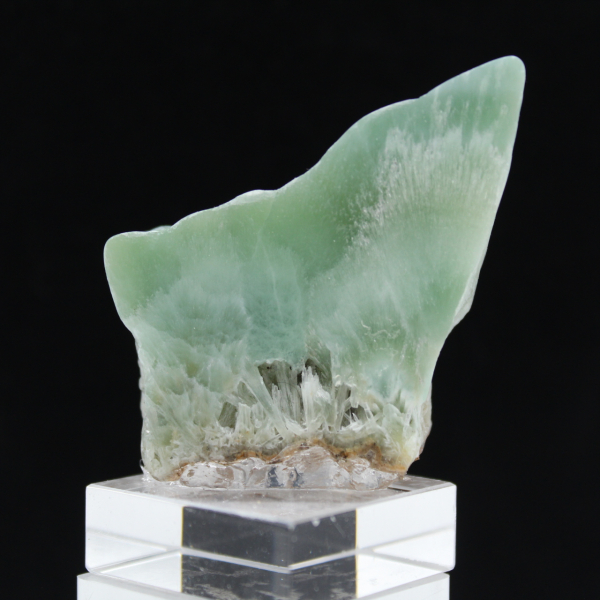 Groene aragoniet plak voor mineralenverzameling