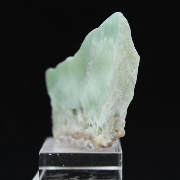 Groene aragoniet plak voor mineralenverzameling