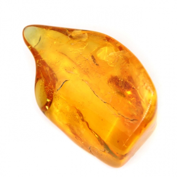 Kleine gele amberkleurige kiezelsteen – verzamelbare fossiele hars