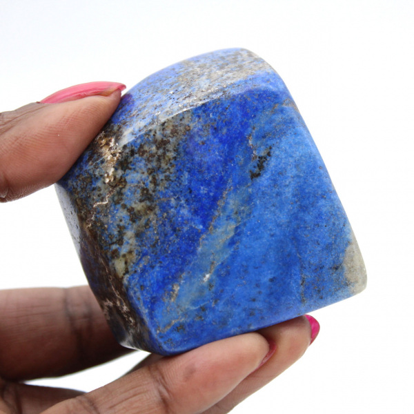 Gepolijste lapis lazuli steen met natuurlijke insluitsels