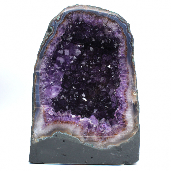 Grote Braziliaanse amethistgeode voor interieurdecoratie en verzameling