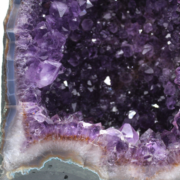 Grote Braziliaanse amethistgeode voor interieurdecoratie en verzameling