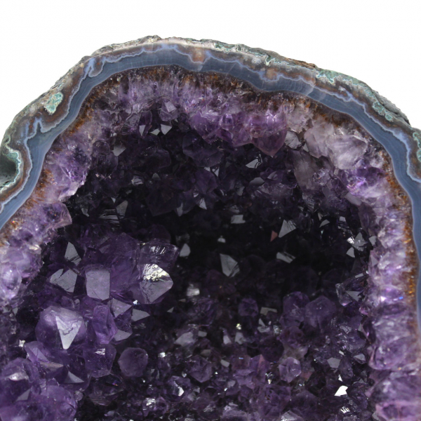 Grote Braziliaanse amethistgeode voor interieurdecoratie en verzameling