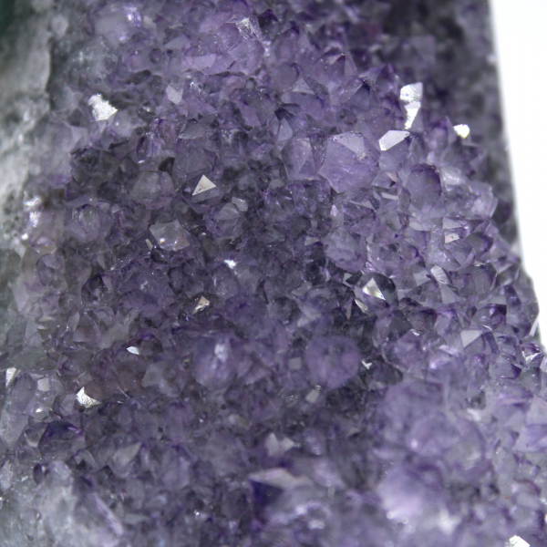Braziliaanse amethistgeode: dieppaarse kristallen