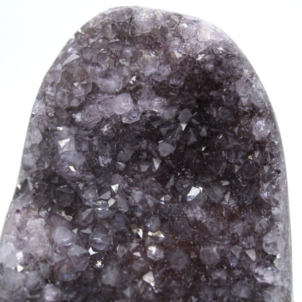 Natuurlijke amethist: Braziliaanse geode met intense kristallen