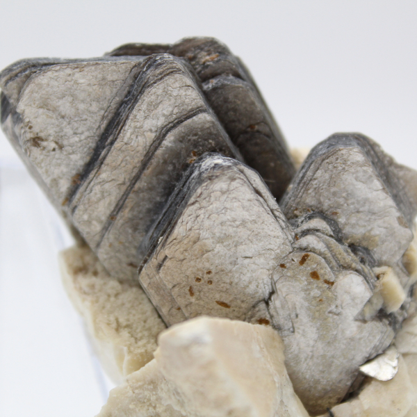 Mica op compacte Afghaanse witte kwarts