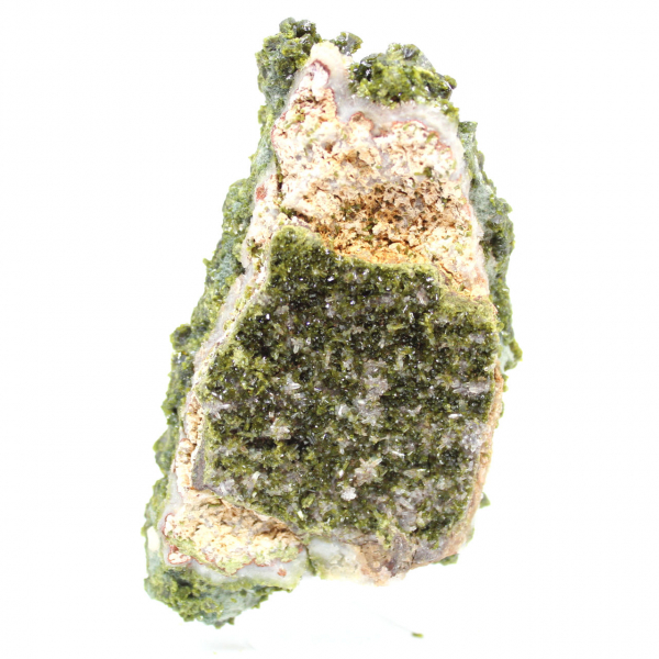 Groene epidootkristallen op een matrix uit de Hoge Atlas