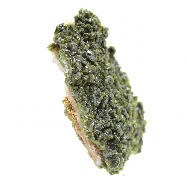 Groene epidootkristallen op een matrix uit de Hoge Atlas