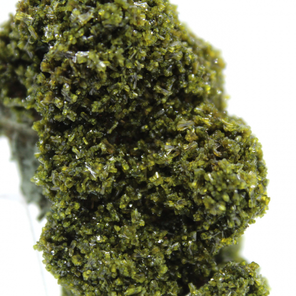 Epidootkristallen uit Marokko op beige matrix