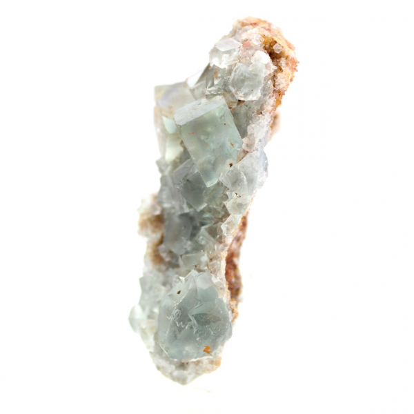 Groene fluoriet op gesteente: ruw mineraalmonster