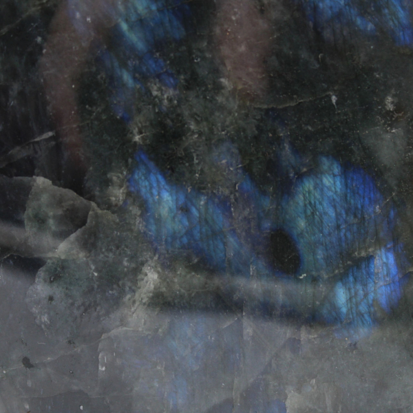 Gepolijste labradorietsteen, decoratief stuk uit Madagaskar