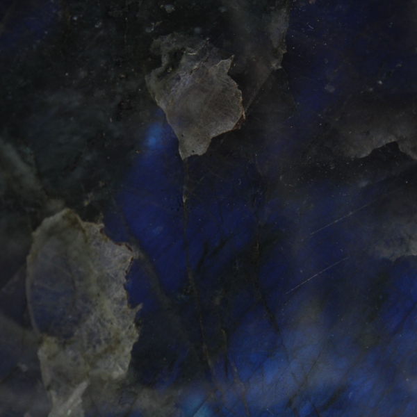 Grote, gepolijste labradoriet, een uitzonderlijk mineraal.