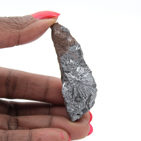 Pyrolusiet, een miniatuur mineraalgesteente uit Marokko.