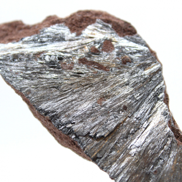 Pyrolusiet, dun kristalexemplaar uit Marokko